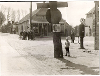 500893 Kruispunt Steenweg / Molenstraat met café Kees van de Berk, 1925